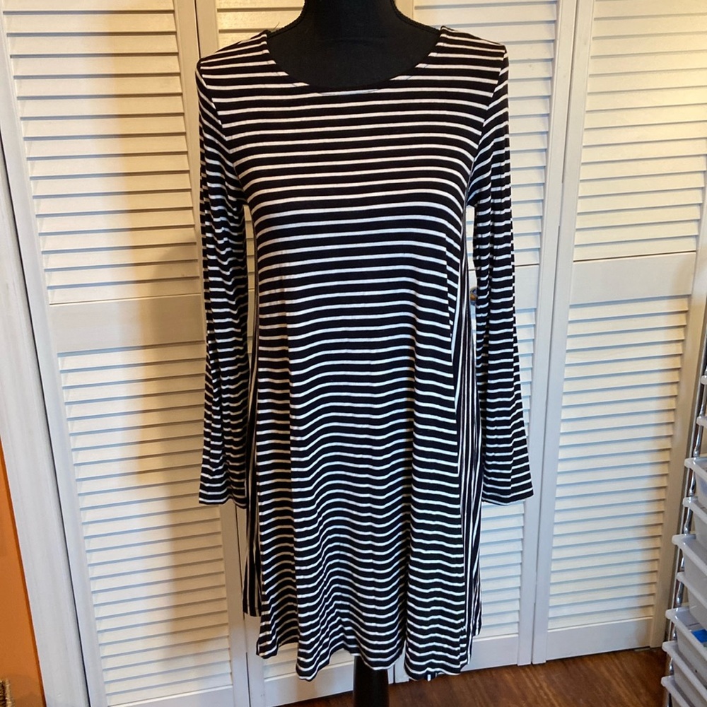 Old Navy long sleeve knit swing dress, black w white stripes, M, EUC
